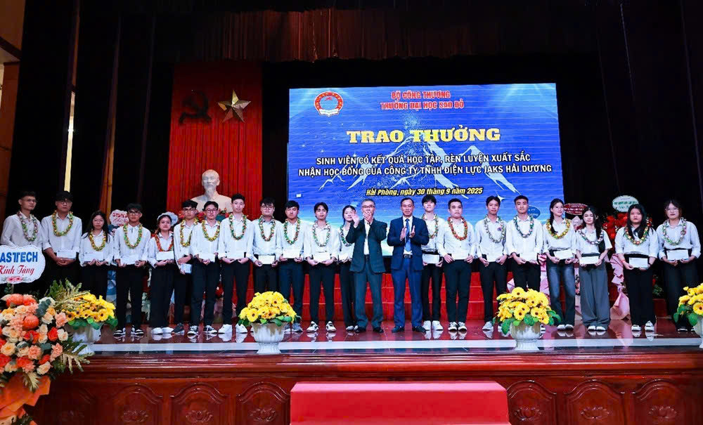 Trường Đại học Sao Đỏ vừa tổ chức chương trình doanh nghiệp đồng hành cùng sinh viên