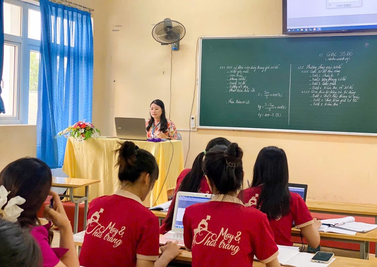 Giảng viên khoa May và Thời trang tham gia hội thi Giảng viên dạy giỏi cấp trường năm học 2025–2026