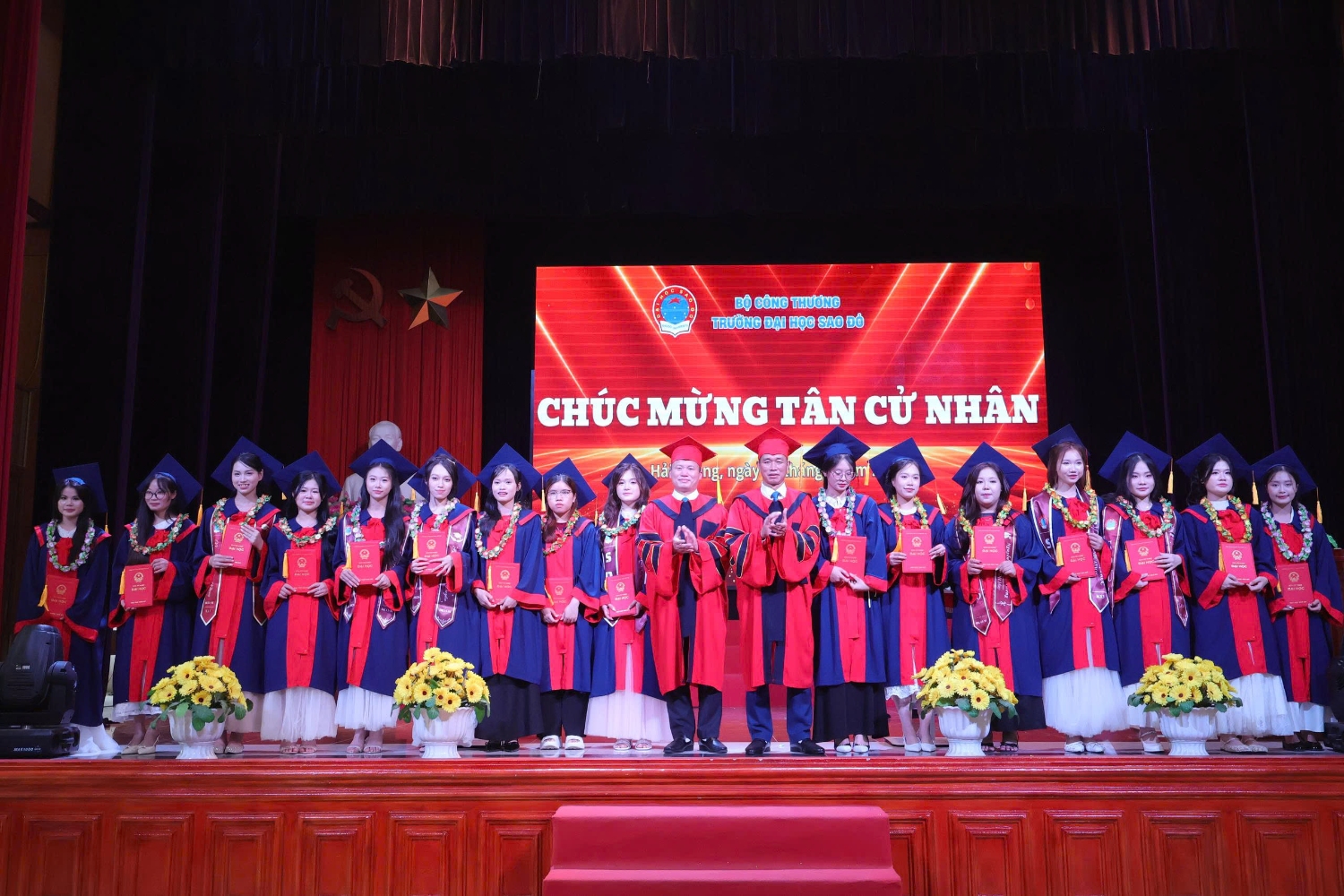 LỄ BẾ GIẢNG VÀ TRAO BẰNG CỬ NHÂN KHÓA 2022 – 2026