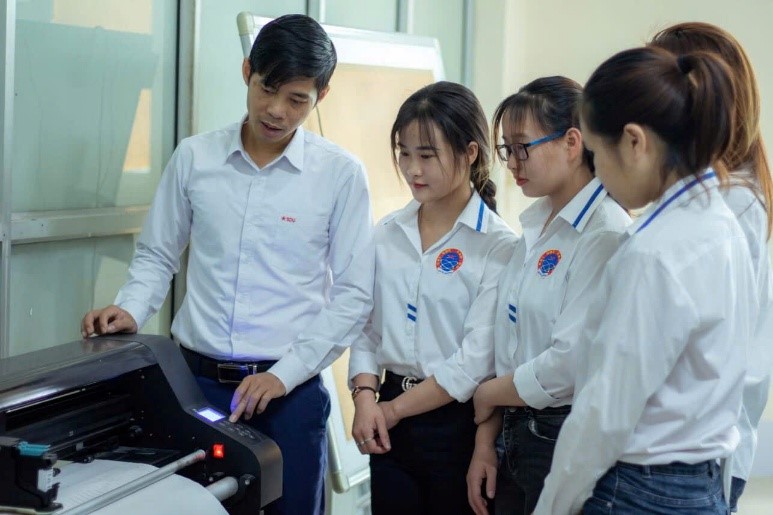 TỪ GIẢNG ĐƯỜNG ĐẾN THỰC TIỄN: KHẲNG ĐỊNH CHẤT LƯỢNG ĐÀO TẠO NGÀNH MAY VÀ THỜI TRANG